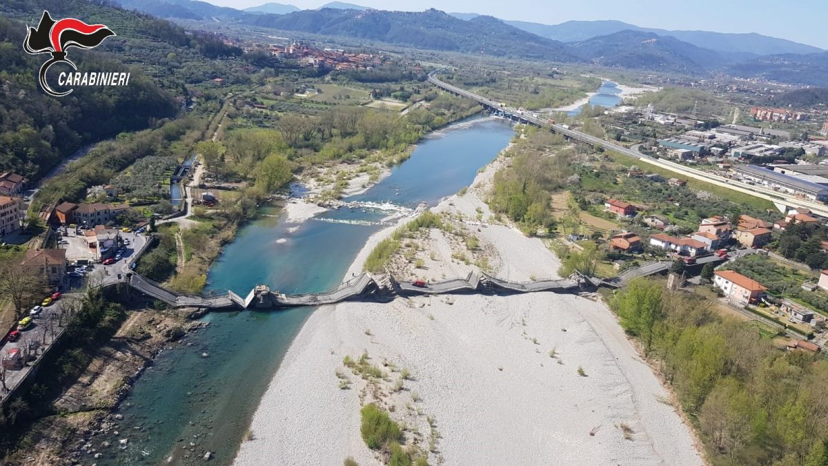 crollo ponte a Massa Carrara